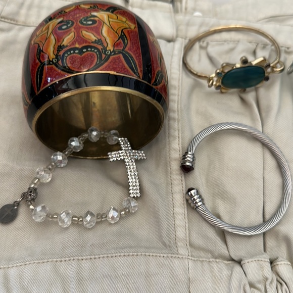 A LOT BUNDLED BRACELETS - Picture 2 of 4